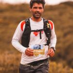 découvrez notre lampe frontale spécialement conçue pour le trail running, offrant une luminosité optimale et un confort maximal pour vos courses nocturnes.