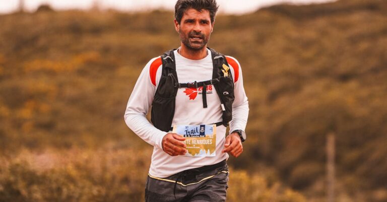 découvrez notre lampe frontale spécialement conçue pour le trail running, offrant une luminosité optimale et un confort maximal pour vos courses nocturnes.