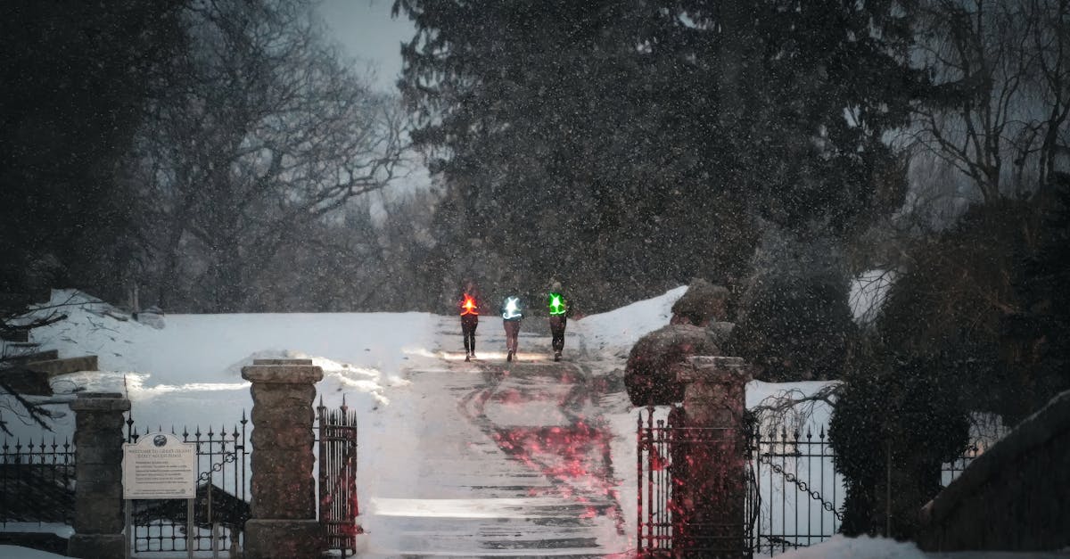 conseils et bonnes pratiques pour courir en toute sécurité sur des sentiers nocturnes, incluant l'équipement essentiel et les précautions à prendre.