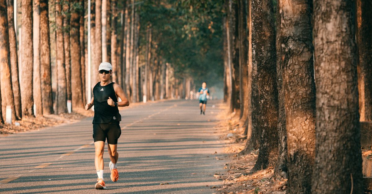 découvrez les différences entre le running sur route et le trail running, leurs avantages, les équipements nécessaires et comment choisir la meilleure option selon vos objectifs.