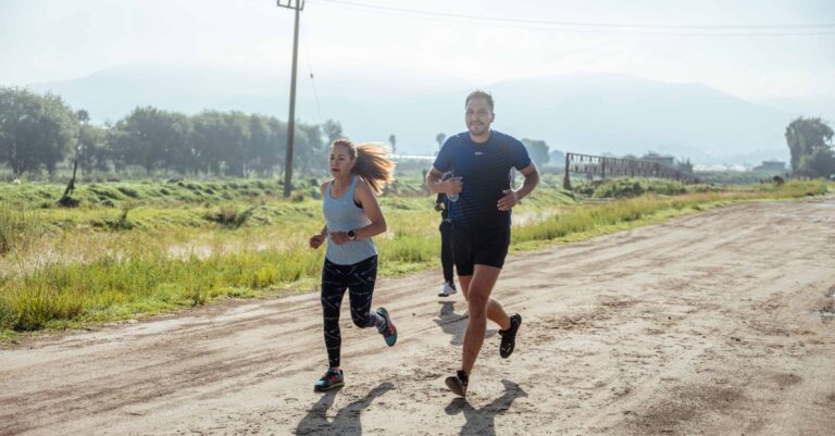 découvrez les différences entre la course sur route et la course en trail, leurs avantages, les équipements nécessaires, et comment choisir la meilleure option selon vos objectifs et votre environnement.