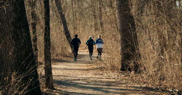 découvrez les bienfaits du trail running, une course nature qui allie effort physique et découverte des paysages sauvages. conseils, équipements et itinéraires pour tous les niveaux.