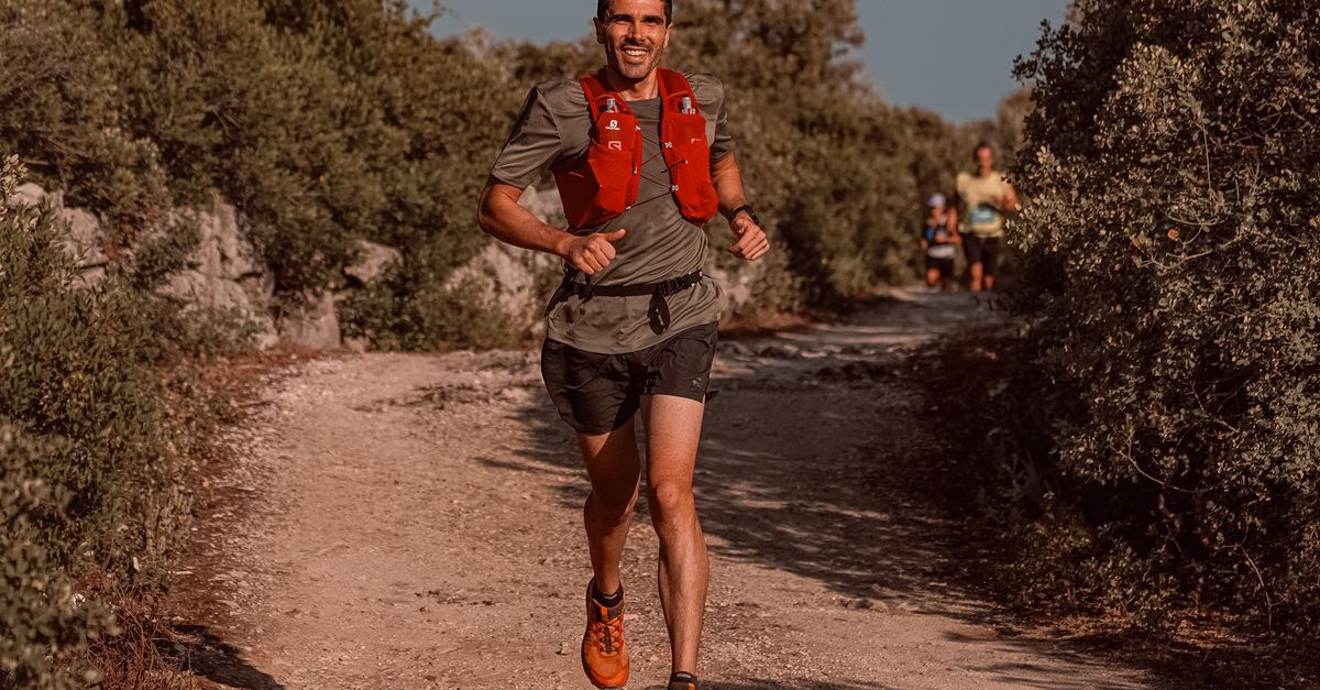 sac à dos de trail running léger et confortable, conçu pour optimiser vos performances en pleine nature avec un rangement pratique et une excellente ventilation.