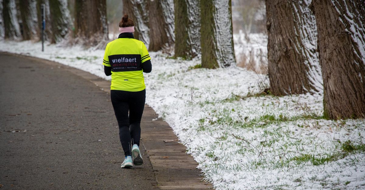 découvrez l'équipement essentiel pour la course en trail hivernale : vêtements chauds, chaussures adaptées et accessoires indispensables pour affronter le froid en toute sécurité.
