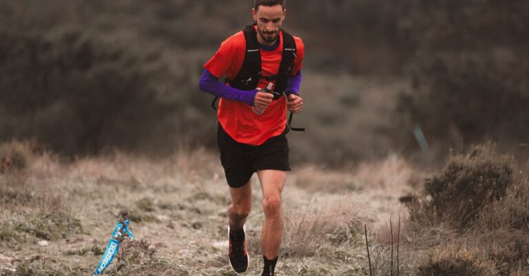 découvrez l'équipement essentiel pour la course en trail hivernal : vêtements chauds, chaussures adaptées et accessoires pour affronter les conditions froides en toute sécurité et confort.