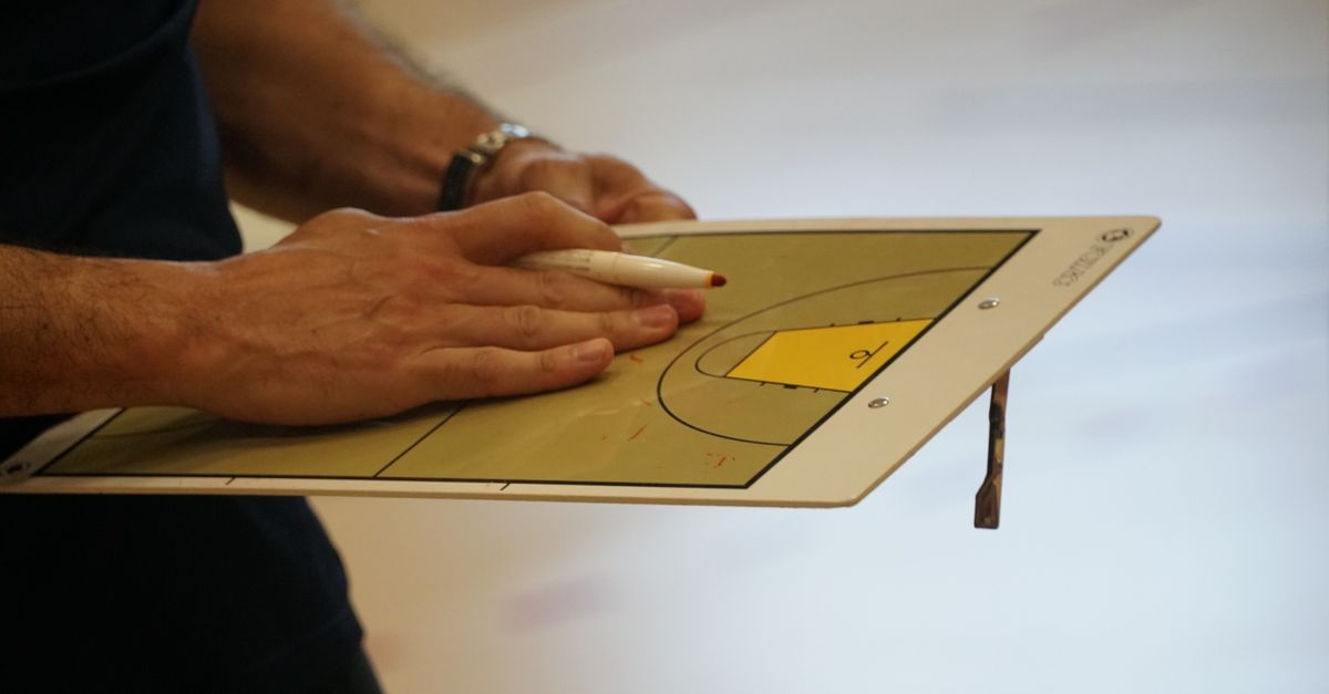 découvrez le rôle essentiel du coach : accompagner, motiver et guider pour atteindre vos objectifs personnels et professionnels.
