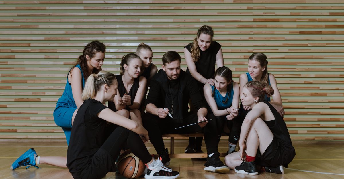 découvrez le rôle d'un coach : accompagner, motiver et guider pour atteindre vos objectifs personnels et professionnels.