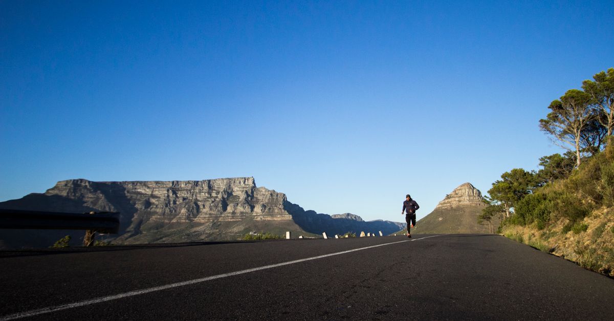découvrez les meilleures techniques de course en descente pour améliorer votre performance et prévenir les blessures lors de vos entraînements de trail et de course à pied.
