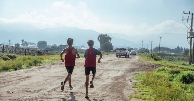 découvrez les techniques efficaces pour le running en descente et améliorez votre performance tout en réduisant les risques de blessure.