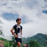découvrez l'équipement essentiel pour la course nocturne en sentier afin de courir en toute sécurité et confort dans l'obscurité.