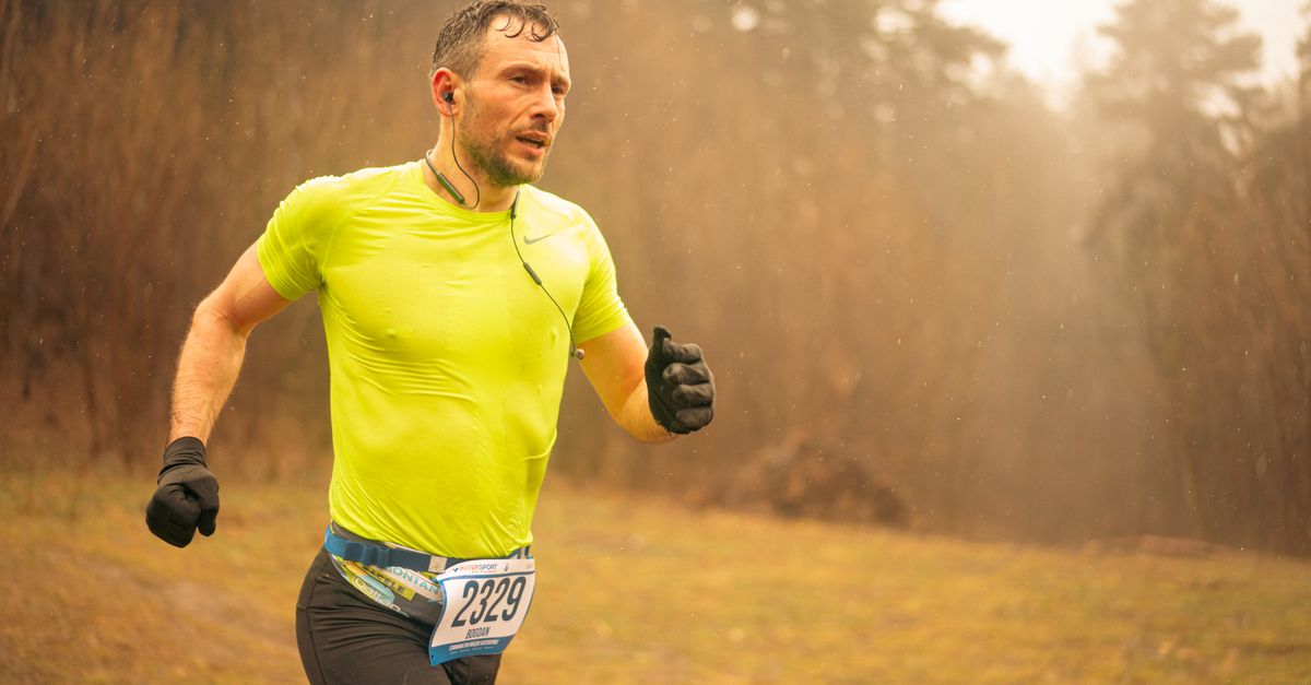 découvrez des conseils essentiels pour pratiquer le trail running sous la pluie en toute sécurité et confort.