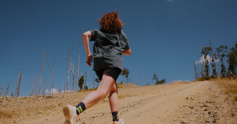 trouvez la motivation pour courir en solo sur les sentiers : dépassez vos limites, profitez de la nature et avancez à votre rythme.